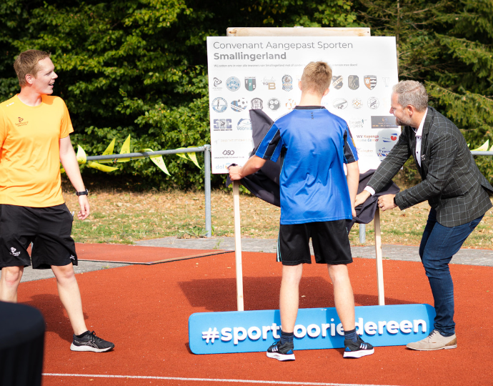 Onthulling convenant door wethouder Pieter van der Zwan en de Buurtsportcoach Sportbedrijf Drachten